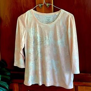 Unique Chico’s 3/4 length sleeve top in a peach and white pattern.